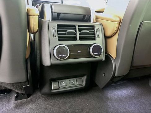 Used 2025 Land Rover Discovery Metropolitan Edition image 27