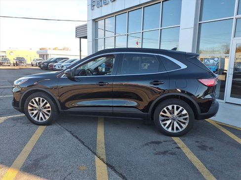Used 2022 Ford Escape Titanium image 2