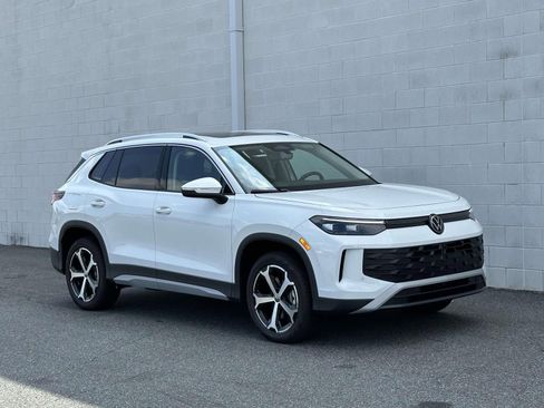 New 2025 Volkswagen Tiguan SE image 8