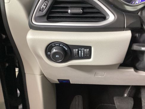 Used 2023 Chrysler Pacifica Touring-L FWD image 20