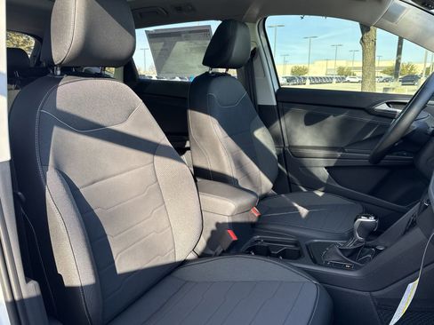Certified 2025 Volkswagen Taos SE FWD image 48