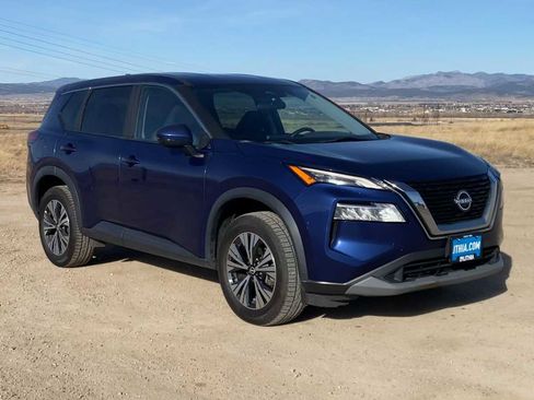 Used 2022 Nissan Rogue SV image 2