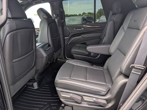 Used 2023 Cadillac Escalade Luxury AWD/4WD image 17