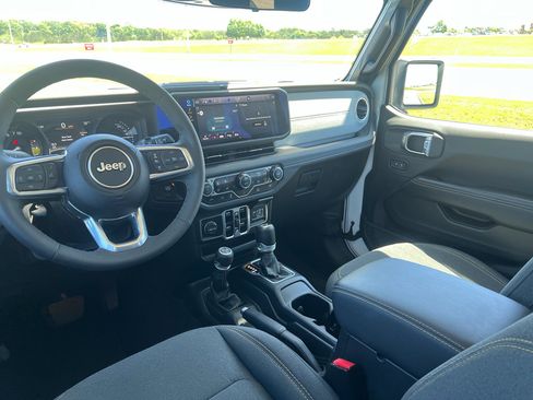 Used 2025 Jeep Wrangler Sahara image 17