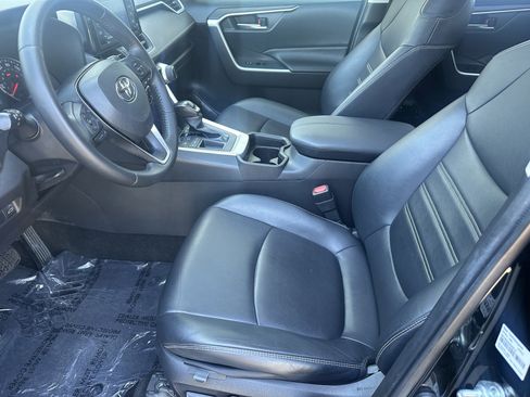 Used 2020 Toyota RAV4 XLE Premium FWD image 9