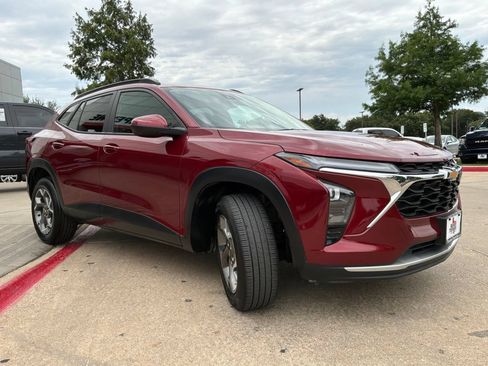 Used 2025 Chevrolet Trax LT FWD image 4