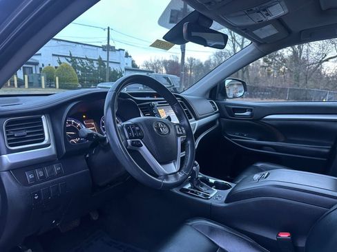 Used 2019 Toyota Highlander XLE image 12