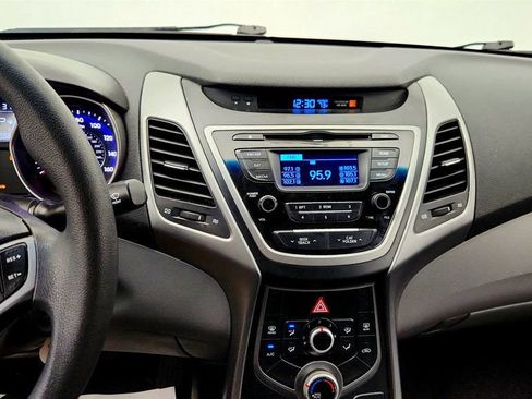 Used 2016 Hyundai Elantra SE image 16