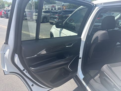 Used 2022 Jeep Grand Cherokee L Laredo w/ Luxury Tech Group I image 21