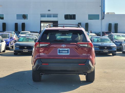 Used 2020 Toyota RAV4 XLE Premium image 6