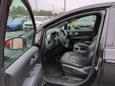 Used 2023 Chrysler Pacifica Touring-L w/ S Appearance Package FWD image 8