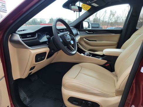 Used 2024 Jeep Grand Cherokee L Limited w/ Luxury Tech Group II image 7