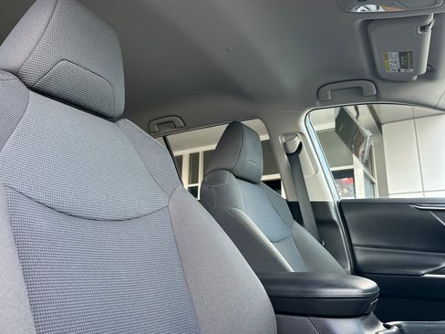 Used 2021 Toyota RAV4 LE image 17