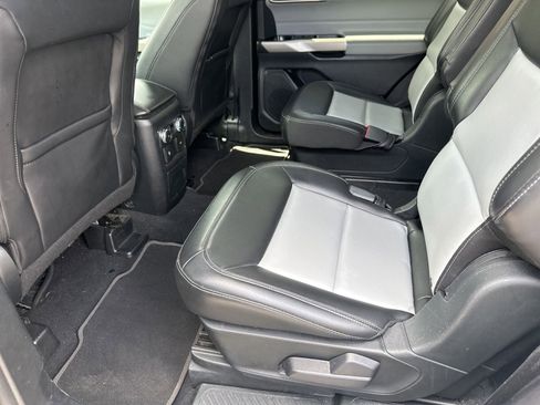 Used 2022 Ford Explorer XLT w/ Equipment Group 202A RWD image 4