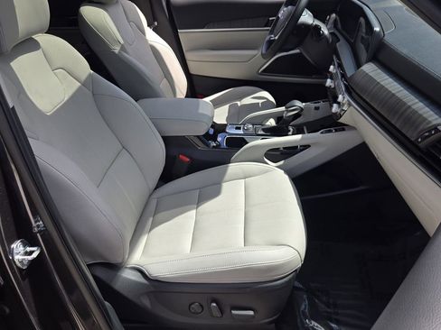 Used 2025 Kia Telluride EX w/ EX Captain's Chair Package FWD image 18