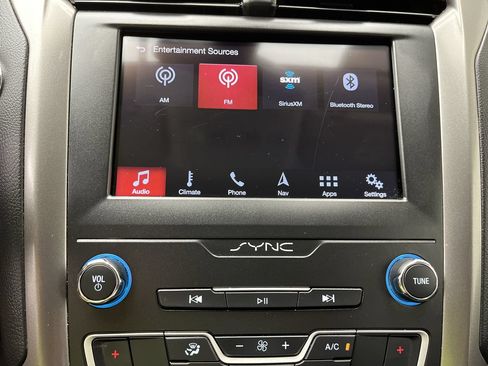 Used 2019 Ford Fusion SE FWD image 18