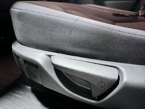 Used 2024 Toyota Highlander LE image 28