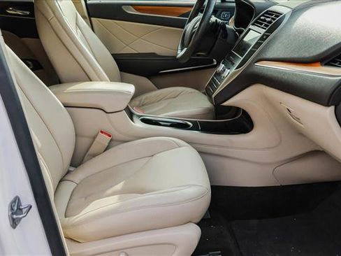 Used 2019 Lincoln MKC Select image 28