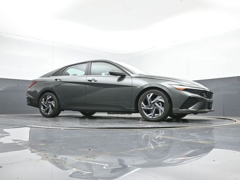 Used 2025 Hyundai Elantra Limited image 43