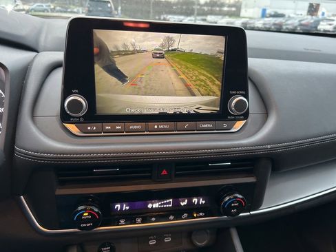 Used 2025 Nissan Rogue SV image 9