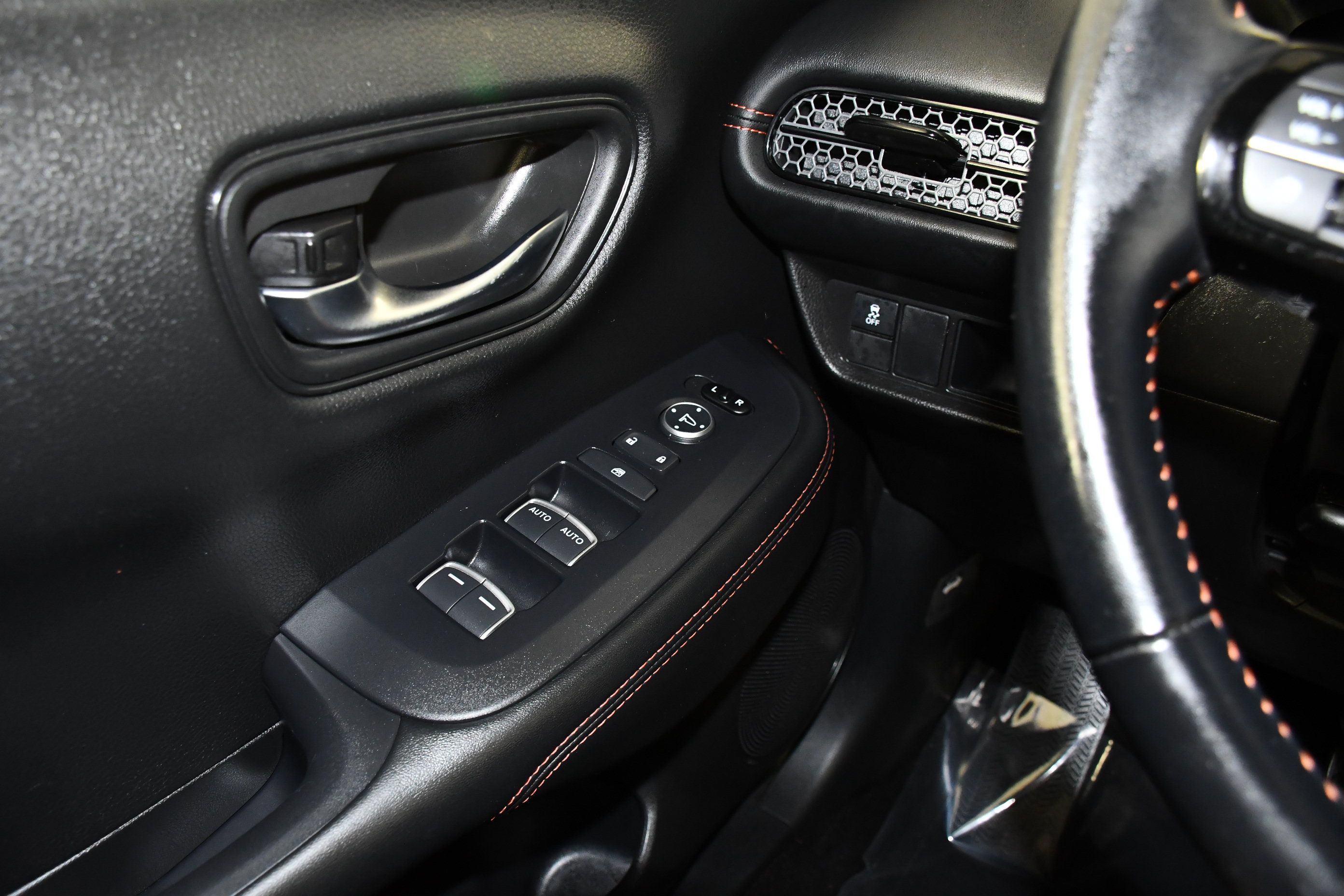 Certified 2025 Honda HR-V Sport image 31