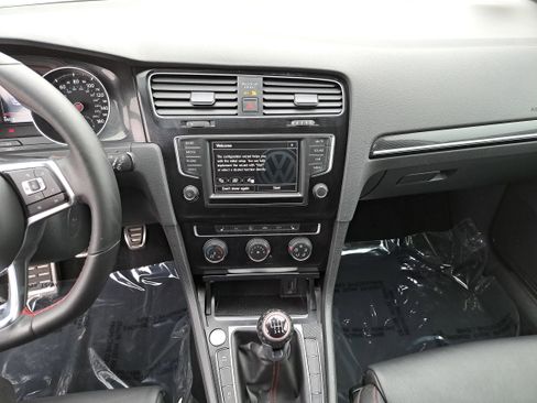 Used 2017 Volkswagen GTI SE image 19