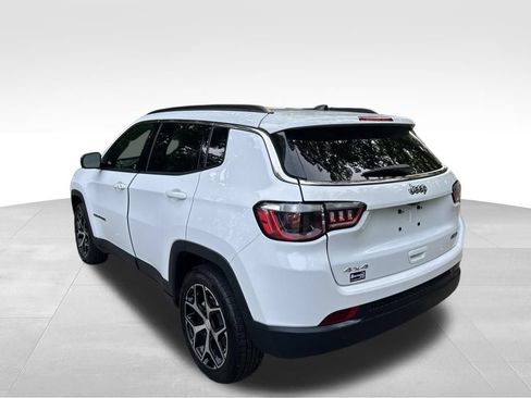 Used 2024 Jeep Compass Latitude AWD/4WD image 3