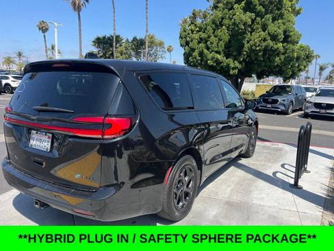 Used 2023 Chrysler Pacifica Touring-L w/ Uconnect Theater Family Group FWD image 4