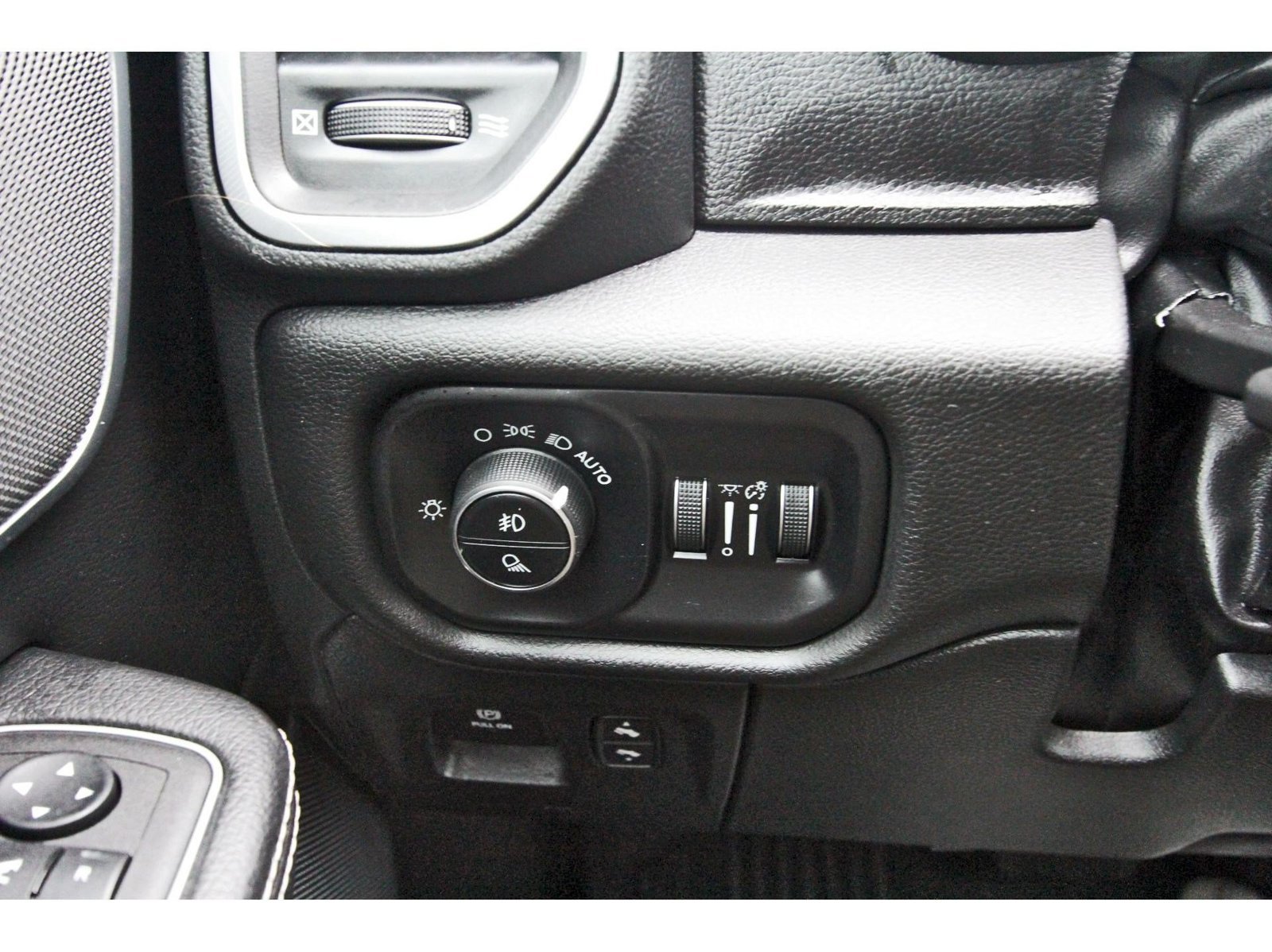 Used 2023 RAM 1500 Laramie AWD/4WD image 18