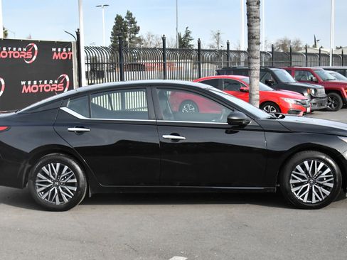 Used 2025 Nissan Altima 2.5 SV image 9