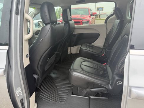 Used 2017 Chrysler Pacifica Touring-L FWD image 10