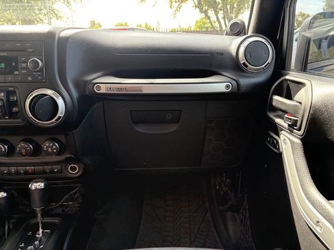 Used 2013 Jeep Wrangler Unlimited Rubicon AWD/4WD image 7