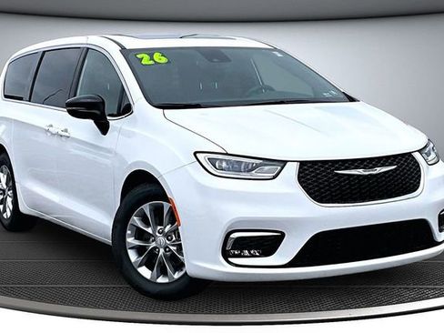 Used 2026 Chrysler Pacifica Limited FWD image 3