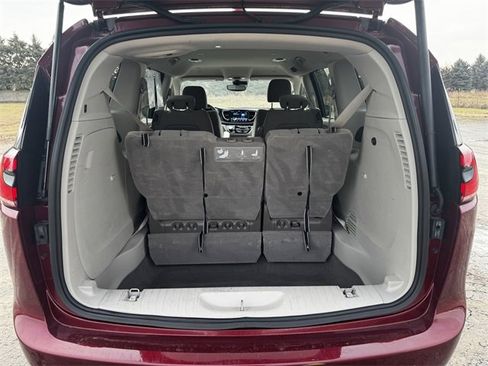 Certified 2021 Chrysler Pacifica Touring image 14