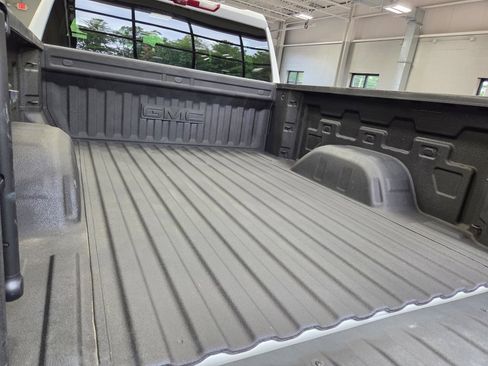 Used 2025 GMC Sierra 1500 AT4 w/ Technology Package AWD/4WD image 13