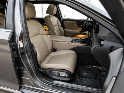 Used 2021 Lexus LS 500 w/ Accessory Package (Z1) image 37