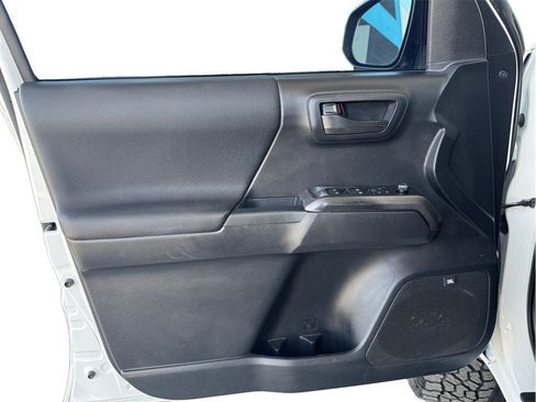 Used 2018 Toyota Tacoma TRD Off-Road AWD/4WD image 22