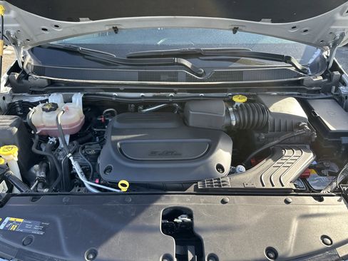 Used 2024 Chrysler Pacifica Touring-L image 10