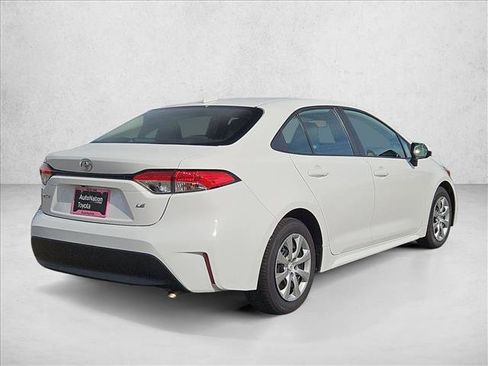 Used 2025 Toyota Corolla LE FWD image 5