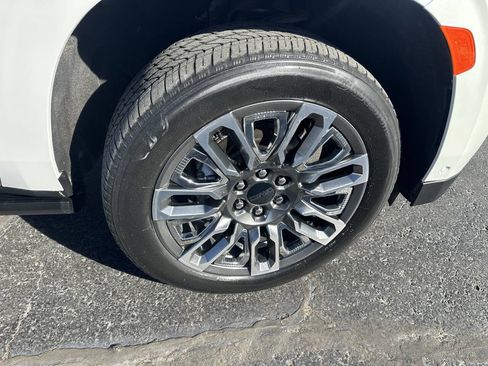 Used 2023 GMC Yukon XL Denali Ultimate image 5