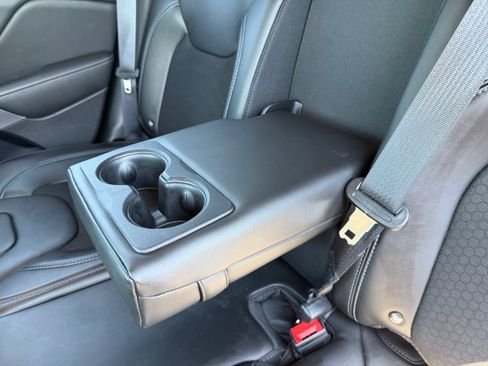 Used 2019 Jeep Cherokee Latitude Plus w/ Cold Weather Group AWD/4WD image 19