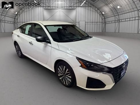 Used 2025 Nissan Altima 2.5 SV FWD image 3