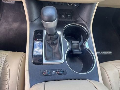 Used 2019 Toyota Highlander Limited Platinum w/ Carpet Mat Package (TMS) AWD/4WD image 17