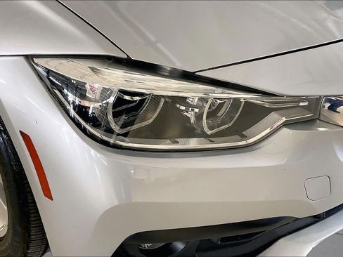 Used 2018 BMW 320i Sedan w/ Convenience Package RWD image 25