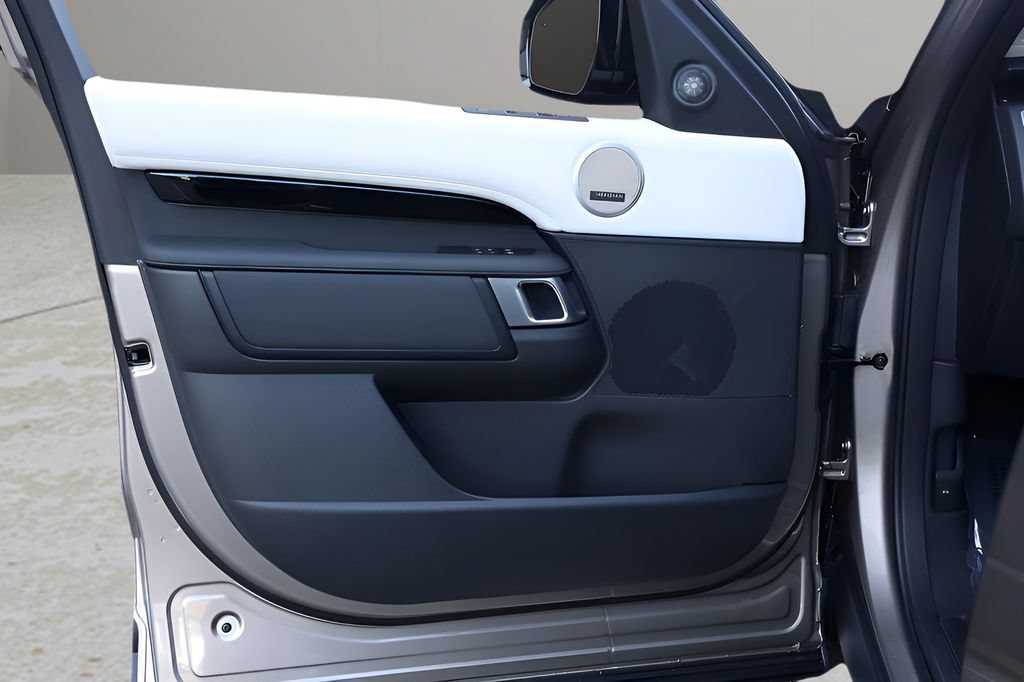 New 2026 Land Rover Discovery S AWD/4WD image 9