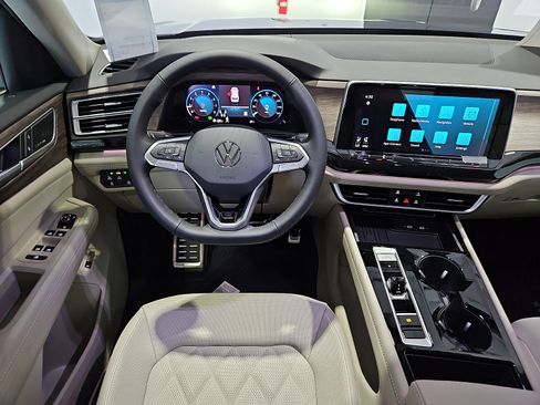 New 2026 Volkswagen Atlas SEL Premium R-Line AWD/4WD image 11