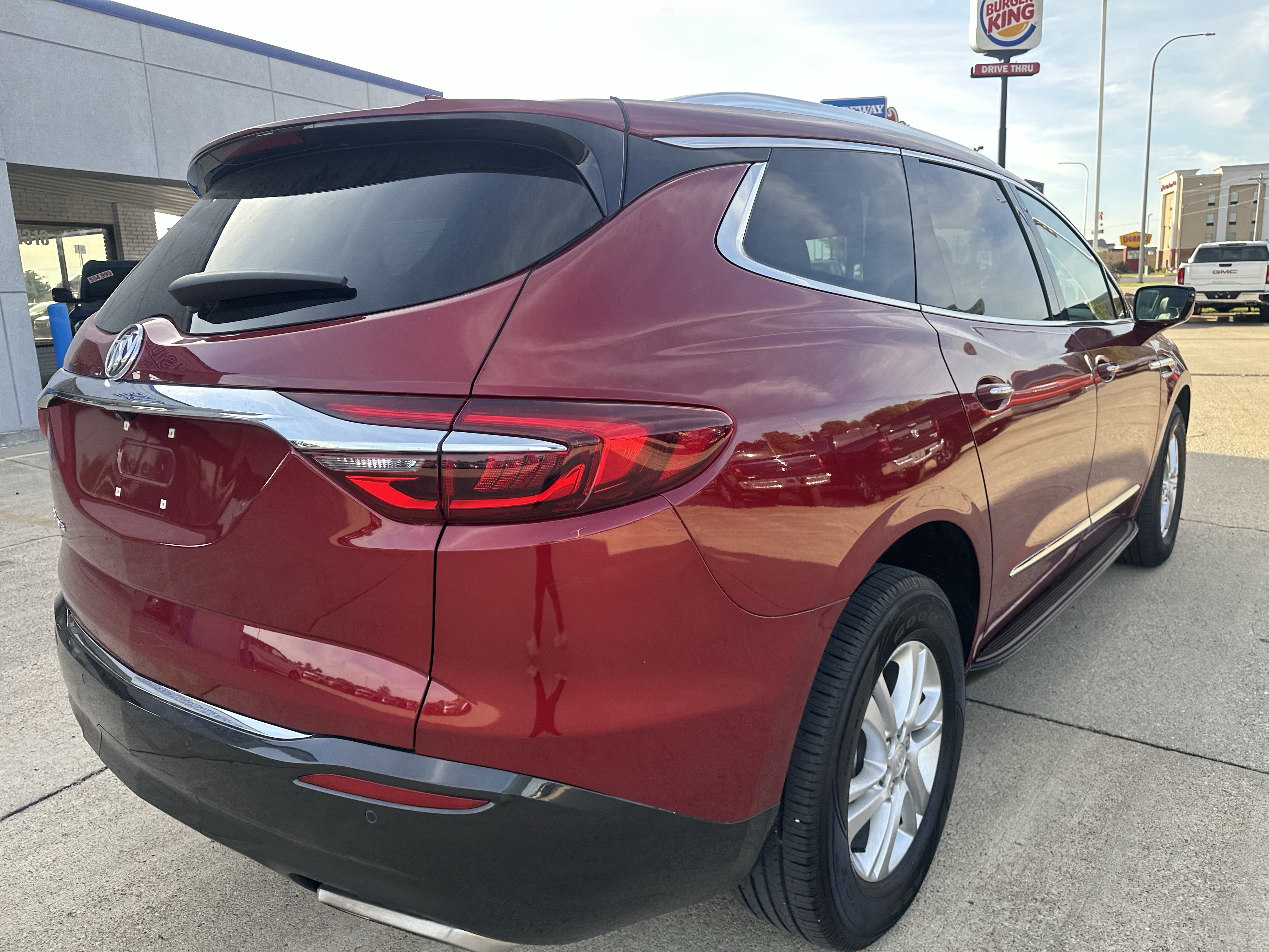 Used 2021 Buick Enclave Essence w/ Sound and Sites Package AWD/4WD image 4