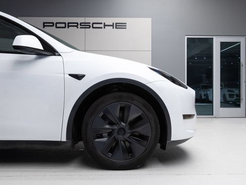 Used 2024 Tesla Model Y 2WD image 11