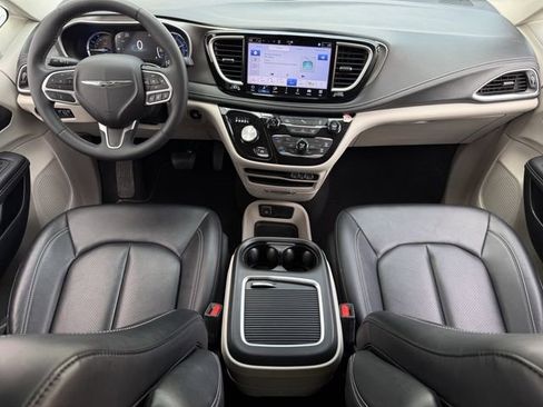 Used 2024 Chrysler Pacifica Limited FWD image 11