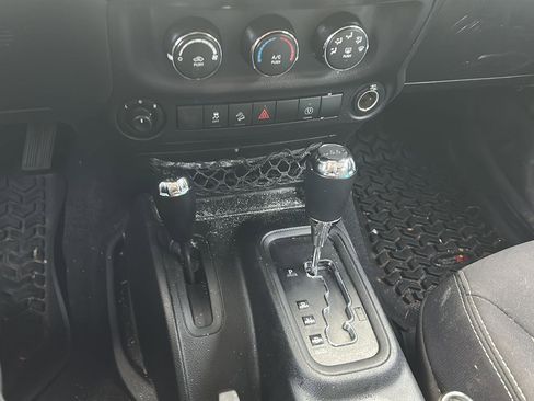 Used 2018 Jeep Wrangler Unlimited Rubicon w/ Connectivity Group AWD/4WD image 11